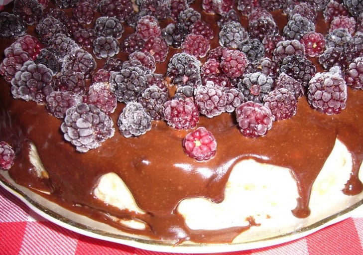 1. Этап. Торт без выпечки из печенья и сметаны: Глазурь готовится непосредственно перед тем, как нужно поливать ею торт. В сотейнике перемешайте какао с оставшимся сахаром и сметаной. На медленном огне, помешивая, кипятим глазурь. Добавляем сливочное масло, перемешиваем, а через 2 минуты снимаем с огня. Поливаем застывший торт горячей глазурью. Украшаем верхушку любыми доступными ягодами.