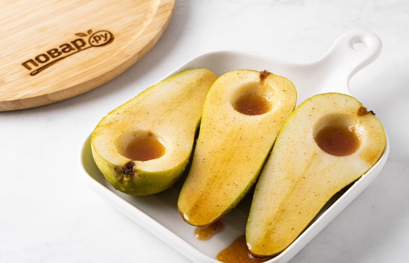 1. Этап. Запеченная груша с корицей: Смажьте получившимся соусом грушу. Переверните срезом вниз и выпекайте 20 минут. Затем переверните и готовьте ещё 10 минут.