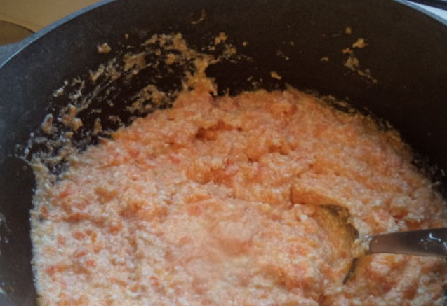 1. Этап. Манный пудинг из творога с морковью: Перемешиваем массу до однородности.