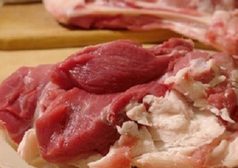 1. Этап. Самса уйгурская: 1. Для начала необходимо вымыть и просушить мякоть баранины. Мясо должно быть довольно жирное, чтобы начинка была сочной.