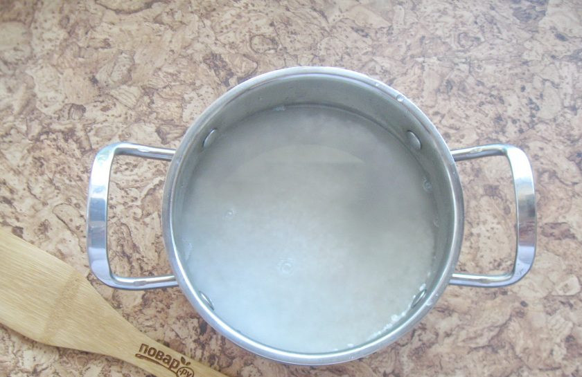 1. Этап. Рисовая молочная каша как в детском саду: Налейте воду и поставьте кастрюлю на плиту.