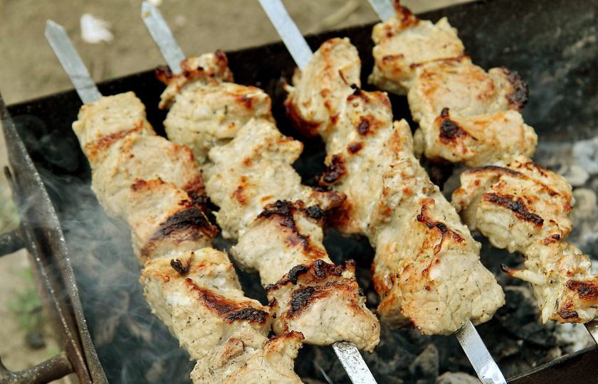 1. Этап. Шашлык с чесноком: Готовьте шашлык периодически переворачивая до желаемой степени готовности.