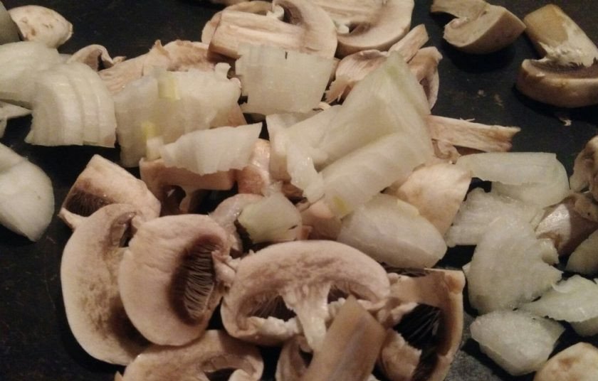 1. Этап. Овощи с грибами без масла: 2. Отправляем нарезанные грибы на раскаленную сковороду. Не добавляйте масла! Убавьте огонь и жарьте при постоянном помешивании пару минут, после чего добавьте нарезанный лук.