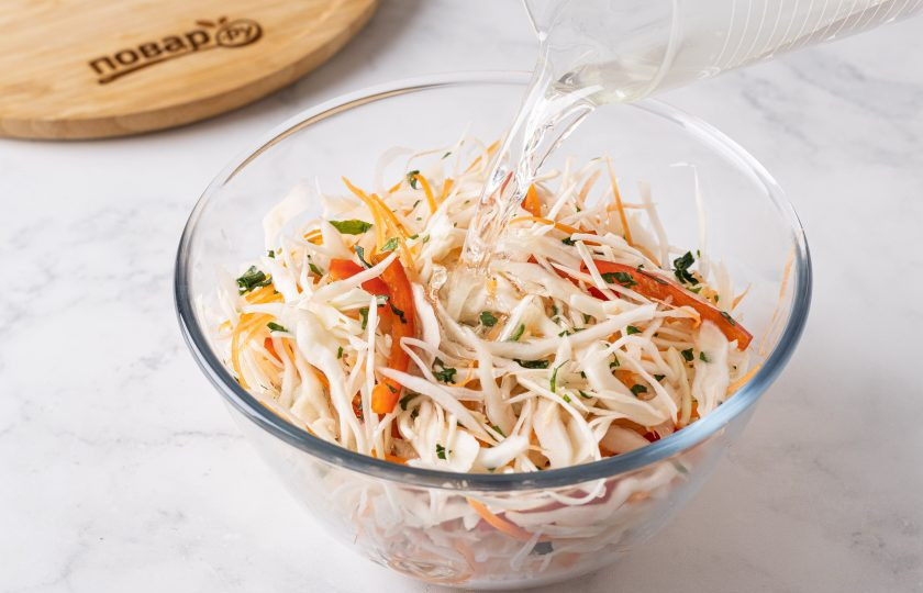 1. Этап. Маринованная капуста с красным перцем: Влейте горячий маринад в миску с капустой.