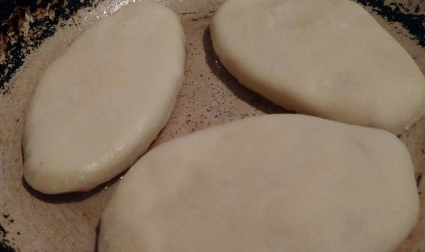 1. Этап. Жареные пирожки (простой рецепт на сыворотке): 7. Наливаем на сковороду растительное масло и накаляем его хорошо. Затем выкладываем пирожки и обжариваем.