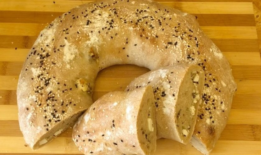 1. Этап. Чамбелла с брынзой и специями: 6. Сбрызните хлеб водой, посыпьте кунжутом и выпекайте в разогретой до 200 градусов духовке 35 минут. Остудите чамбеллу на решетке. Приятного аппетита!