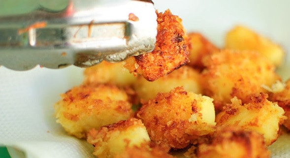 1. Этап. Жареный сыр в масле: 6. Готовый жареный сыр выложите на бумажные полотенца, чтобы избавиться от лишнего масла.