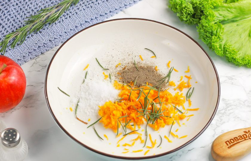 1. Этап. Утка по-французски: Ошпарьте апельсин кипятком и натрите цедру с цитрусового в глубокую емкость. Туда же высыпьте соль, молотый черный перец и нарвите листочки розмарина. Добавьте горчицу в зернах и перемешайте. Если горчица без масла, то влейте немного растительного масла в емкость.