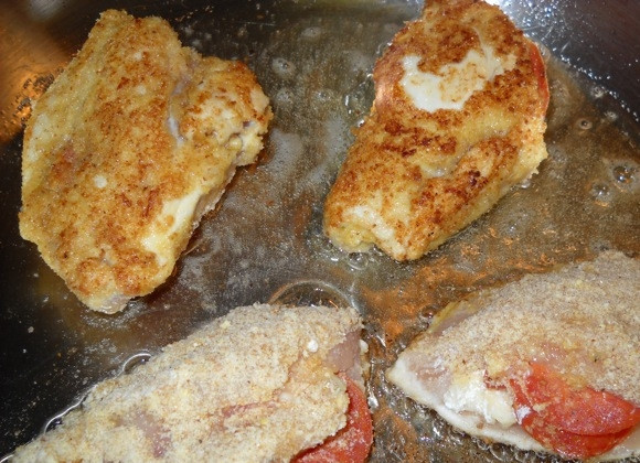 1. Этап. Куриные грудки, фаршированные сыром и пепперони: 6. Разогрейте сковороду с растительным маслом, выложите мясо и обжаривайте с двух сторон до золотистой корочки. Отправьте обжаренные грудки в разогретый до 180 градусов духовой шкаф на 20-25 минут.