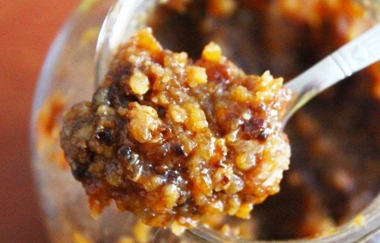 1. Этап. Паста из сухофруктов: Пасту подавайте со свежими фруктами или употребляйте просто так, на завтрак. Очень вкусно намазывать её на хлебцы или тосты. Будьте здоровы!