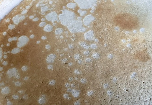 1. Этап. Тонкие блинчики с риетом из тунца: Выпекайте тонкие блинчики. Из этого количества теста получается 8 штук, у меня сковорода диаметром 24 см.