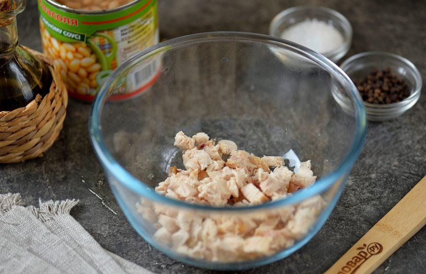 1. Этап. Салат Песня: Отделите куриное мясо от костей, нарежьте мелким кубиком, переложите в глубокую удобную миску.