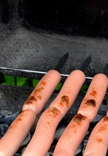 1. Этап. Хот-дог-гриль с картофелем пай: Поджарить на гриле/мангале со всех сторон.