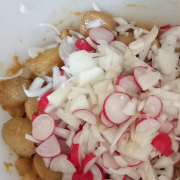 1. Этап. Острый картофельный салат с арахисовым маслом: В салатницу добавить редис и лук.