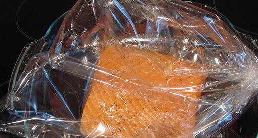 1. Этап. Форель, запеченная в рукаве: Выложите форель на противень для запекания, предварительно положив ее в рукав шкуркой вниз. Поставьте рыбу в духовку на двадцать минут и запекайте при температуре 220 градусов.