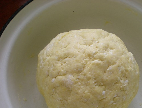 1. Этап. Бездрожжевое тесто с творогом: Аккуратно вымесите тесто. Если необходимо, то добавьте еще муки. Будьте осторожны, чтобы не 