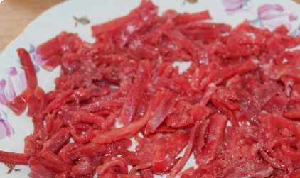 1. Этап. Мясное хе (оригинальный рецепт): Говядину разрезаем на тоненькие полосочки, а морковь трем на терке хе.