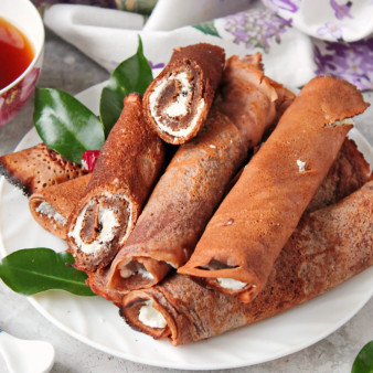 Шоколадные блины с творожной начинкой