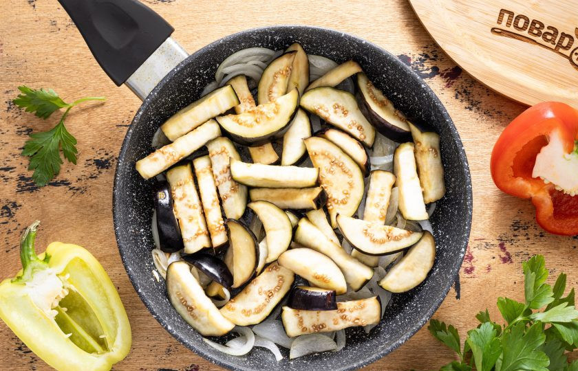 1. Этап. Жареные баклажаны с перцем: Затем добавьте баклажан и готовьте еще 8-10 минут, периодически помешивая.