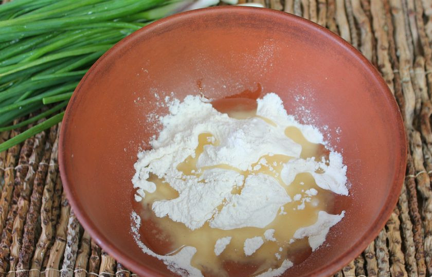 1. Этап. Чуду с зеленым луком: В миску насыпаем муку и соль, добавляем 2 ст. ложки подсолнечного масла.
