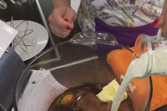 1. Этап. Очень простой шоколадный торт на раз, два, три: 2. К сухим ингредиентам добавьте яйца, мягкое сливочное масло, оливковое масло, ванильный экстракт и молоко.