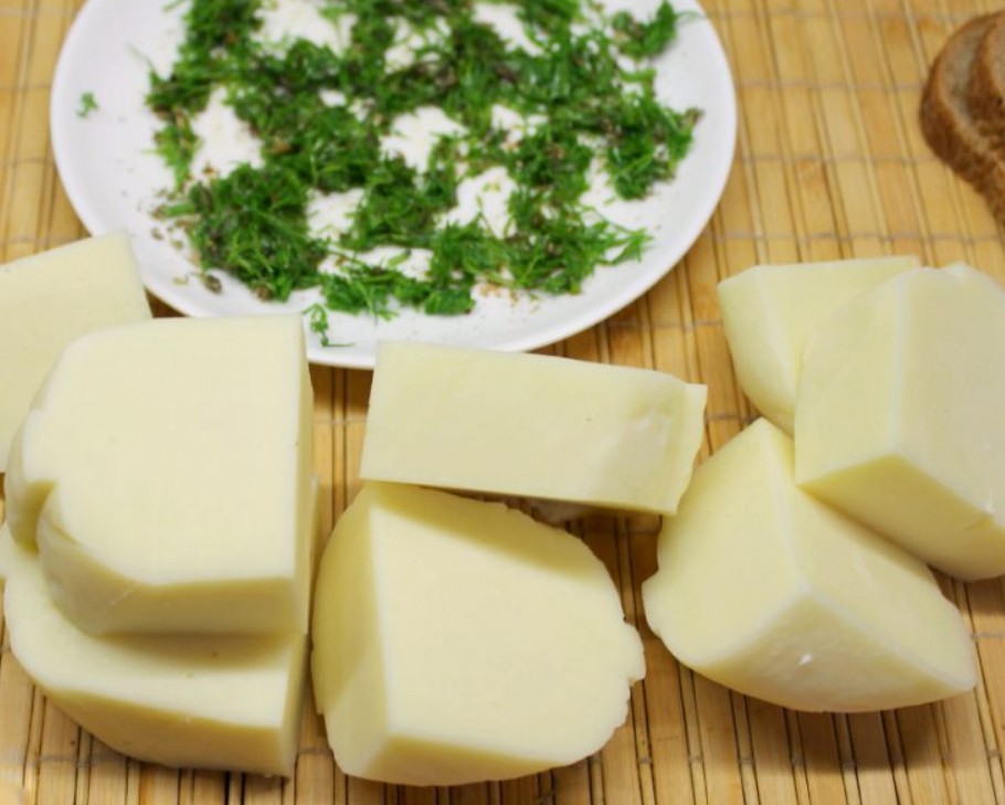 1. Stage. Grilled Suluguni: Suluguni cut into large pieces.