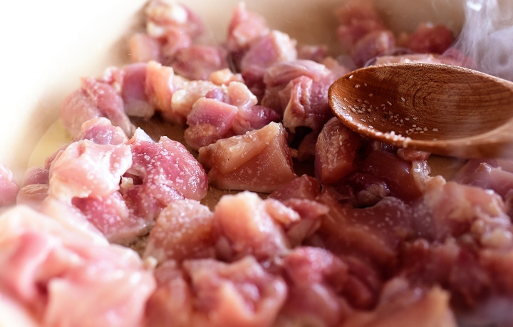 1. Этап. Куриная подлива с кешью: 1. На растительном масле обжарьте кусочки курицы.