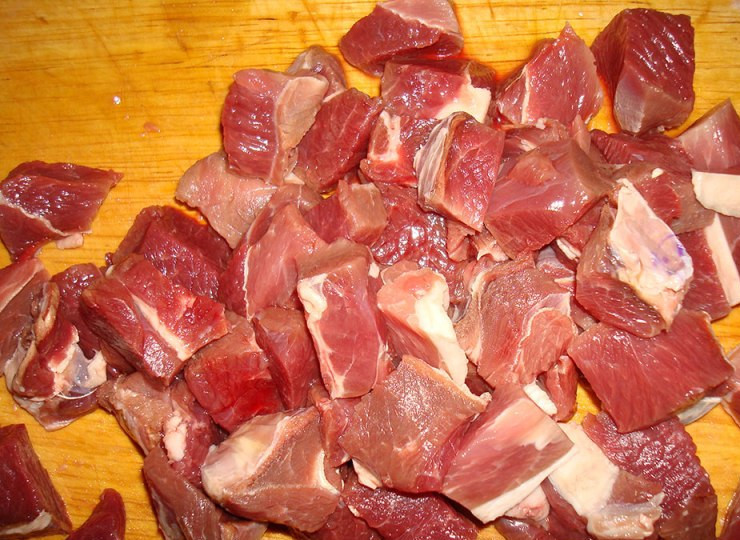 1. Этап. Баранина в горшочке в духовке: Итак, для начала мы промываем мясо под проточной водой и нарезаем его на небольшие кубики.