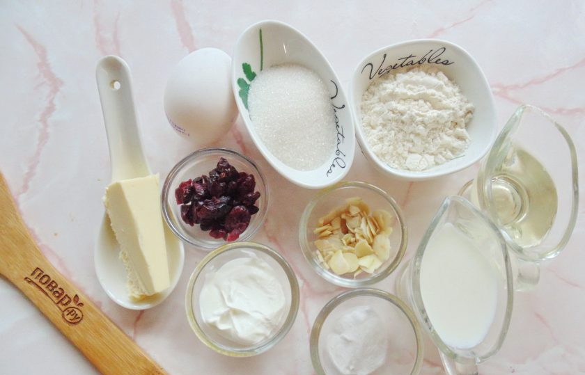 1. Этап. Пирог с ягодами и кремом: Подготовьте ингредиенты для приготовления пирога.