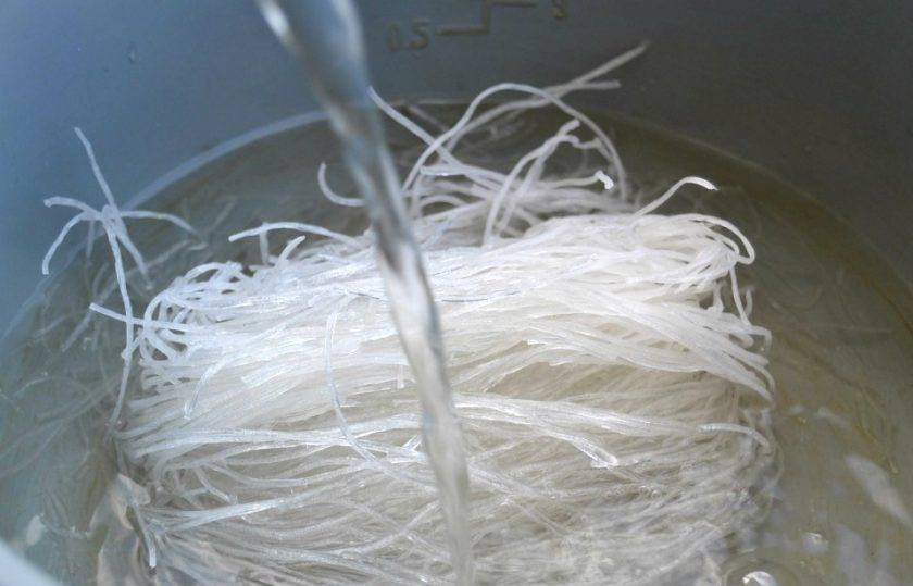 1. Этап. Запеченный фаршированный кальмар: 7. Рисовую лапшу выложите в емкость и залейте кипятком, оставьте на пару минут.