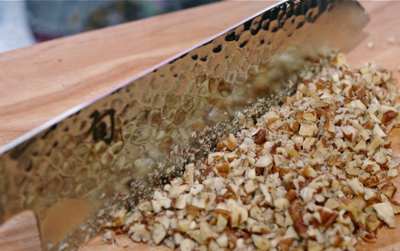 1. Этап. Ореховые пирожные на десерт: Орехи измельчите в крошку.