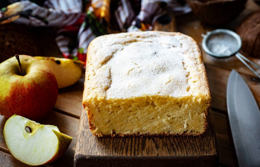 1. Этап. Кокосовый кекс на кефире: Охлажденный кекс нарежьте на аппетитные кусочки и подавайте к столу.