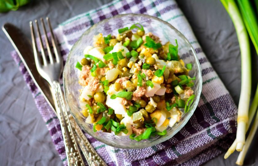 1. Этап. Салат из печени трески с горошком и огурцом: Салат перемешайте, выложите в порционную посуду и присыпьте мелко нарезанным зеленым луком. Салат посолите и поперчите по вкусу. Майонез не нужен, если вам покажется, что салат суховат, полейте его маслом от печени трески. Готовый салат подайте к столу. Приятного аппетита!