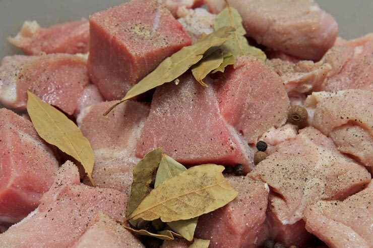 1. Этап. Мягкий шашлык из говядины: 3. Приправьте мясо солью, перцем и лавровым листом.