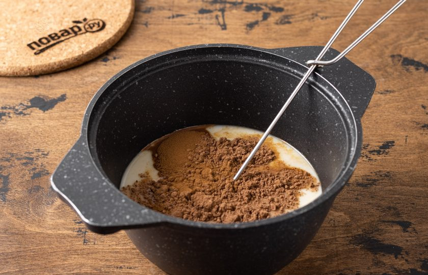 1. Этап. Горячий шоколад с кофе и с перцем чили: Добавьте какао-порошок и растворимый кофе. Венчиком размешайте, чтобы не оставалось комочков. Затем доведите до кипения на среднем огне и проварите пару минут.