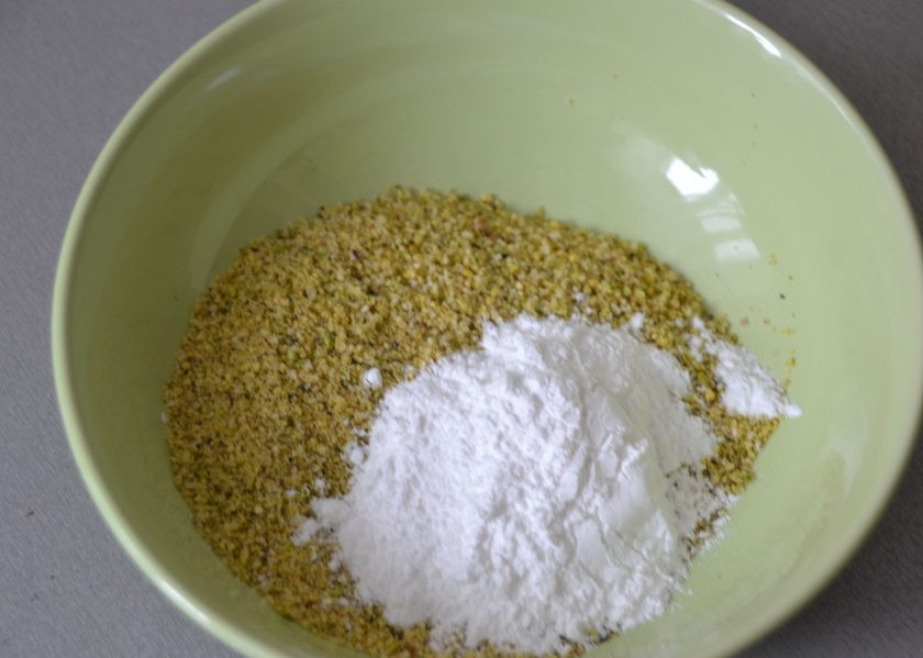 1. Этап. Фисташковые эклеры: Добавьте к измельченным орехам сахарную пудру.