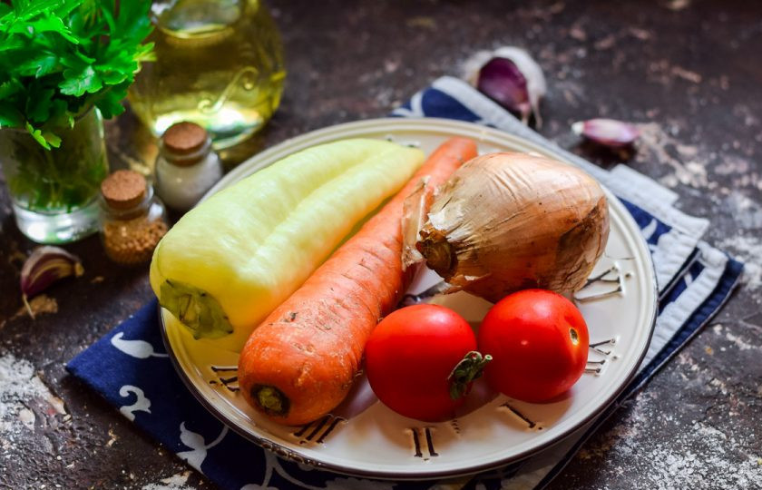 1. Этап. Салат Украинский на зиму: Подготовьте ингредиенты.