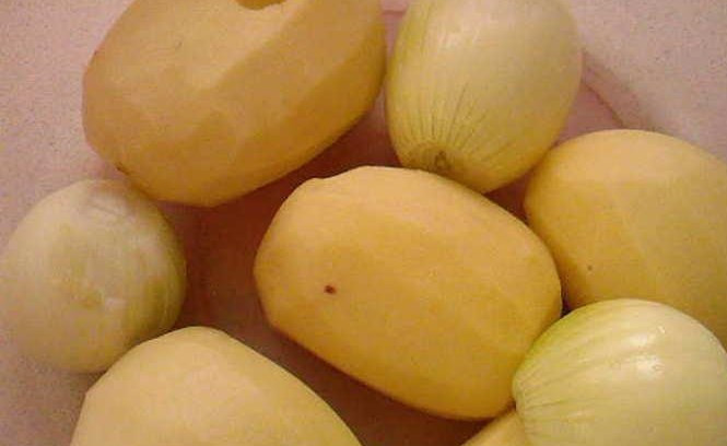 1. Этап. Кубете с курицей и картошкой: Чистим картошку, лук. Режем кубиками.