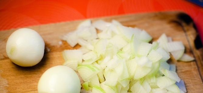 1. Этап. Слоеный салат с печенью: 1. Морковь и яйца отвариваю, затем охлаждаю и остужаю. Очищаю лук от шелухи и мелко его нарезаю.