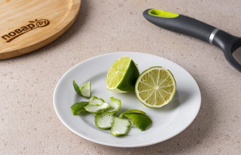 1. Этап. Бразильский лимонад: Лайм помойте и срежьте тонко цедру овощечисткой. Затем очистите лайм от кожуры.