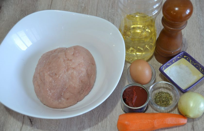 1. Этап. Куриные тефтели без риса: Подготовьте ингредиенты.