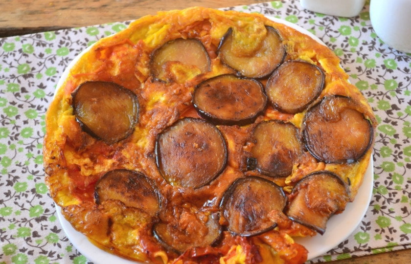 1. Этап. Омлет с баклажанами и помидорами: Готовый омлет выложите на тарелку, чтобы кружочки баклажанов оказались сверху. По желанию можете украсить мелко рубленной зеленью или любимым соусом. Кушайте с удовольствием!