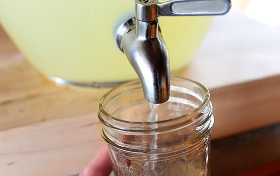 1. Этап. Лимонад домашний: Немного перемешайте лимонад длинным половником. И подавайте к столу.