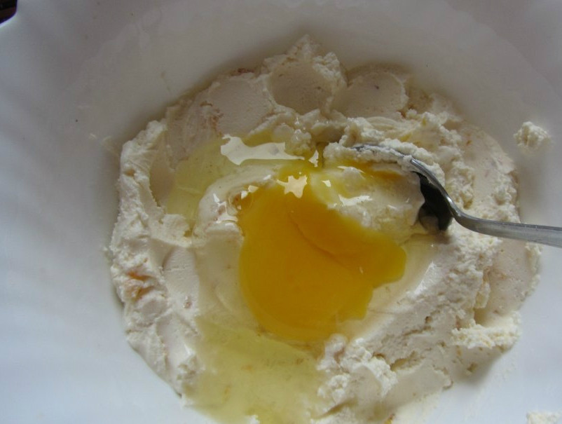 1. Этап. Сырники из сырковой массы: Разминаю творожную массу вилкой, чтобы она была как месиво. Разбиваю в нее пару яиц, чтобы сырники не распадались. После чего кладу 4 столовые ложки муки, опять же, для сытости и крепости.