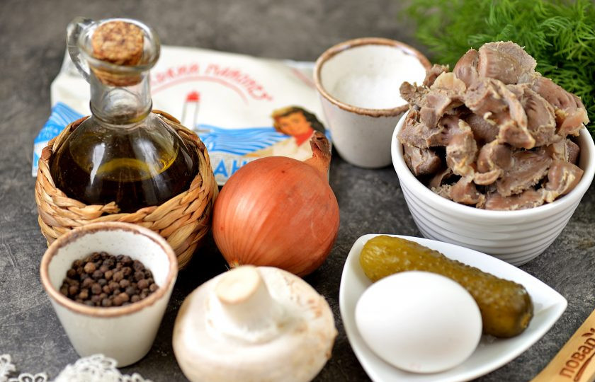 1. Этап. Бюджетный салат с куриными желудками и жареными грибами: Подготовьте все необходимые ингредиенты. Заранее отварите куриные желудки до готовности и яйцо не дольше 10 минут. Остудите яйцо в холодной воде.