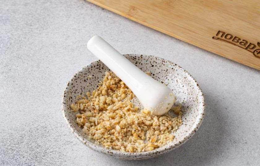 1. Этап. Салат с рукколой и персиками: Кедровые орехи подсушите в сковороде до золотистого цвета, затем разомните в крупную крошку.