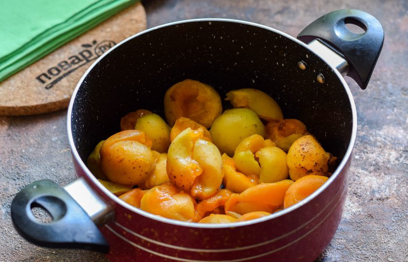 1. Этап. Абрикосовое варенье с мятой: Абрикосы почистите от косточек. Переложите абрикосы в кастрюлю.