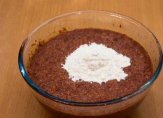 1. Этап. Лепешки из печени: 4. Также необходимо добавить муку, посолите и поперчите получившееся 