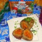 Рулет Тройка Смешать яйца, молоко, кукурузный крахмал и соль по вкусу. Получается смесь для приготовления яичного блинчика Налить на сковороду небольшое количество растительного масла и вылить полученную смесь. Обжарить с двух сторон яичный блинчик и остудить. Лук мелко порезать и обжарить на растительном масле. Затем в сковороду с луком добавить тертую морковь, обжарить 3-5 минут. Остудить немного. В мясной фарш кладем измельченный чеснок и перемешиваем для равномерного распределения чеснока. Добавить сырое яйцо и перемешать. Затем в фарш добавить овсяные хлопья ТМ Мистраль. Также можно добавлять и овсяные отруби. На яичный блинчик натереть на мелкой терке сыр. Фарш выложить на фольгу прямоугольником. А затем выложить овощную начинку на яичный блинчик. Мясной прямоугольник посыпать тертым сыром. Из овощной начинки и яичного блинчика сделать рулетик. Яичный рулетик кладем на мясной прямоугольник. Сворачиваем рулет и заворачиваем его в фольгу. Рулет отправить в духовку на 50-60 минут, выпекается при температуре 200 градусов. Готовый рулет оставить в выключенной духовке до полного остывания, затем можно снимать фольгу.