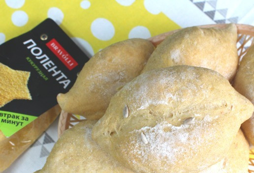 1. Этап. Булочки с кукурузной полентой: Духовка разогрета на 180 градусов. Выпекать 25 минут. Остудить на решетке.